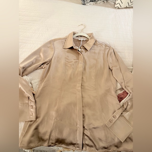 Good American Satin Fitted Button-Down Shirt in Champagne In Medium. - Picture 4 of 8